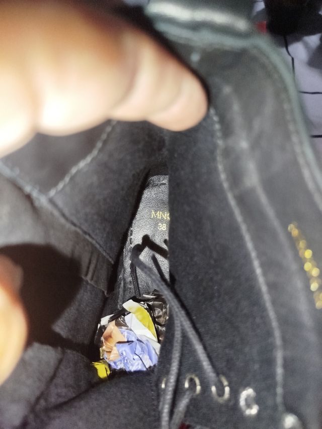 Botas negras con tachuelas y cadenas