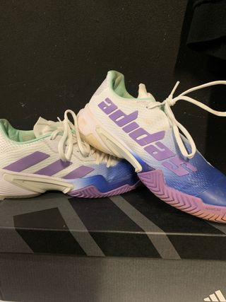Zapatillas de tenis Adidas moradas y blancas
