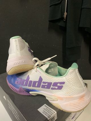 Zapatillas de tenis Adidas moradas y blancas