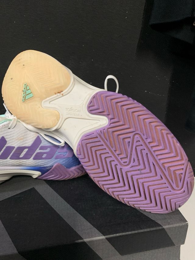 Zapatillas de tenis Adidas moradas y blancas