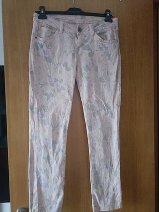 Pantalón vaquero estampado floral rosa