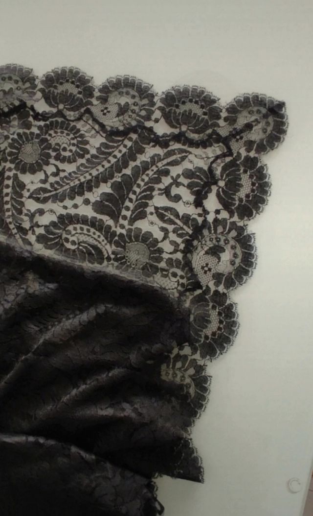 Mantilla fallera negra.