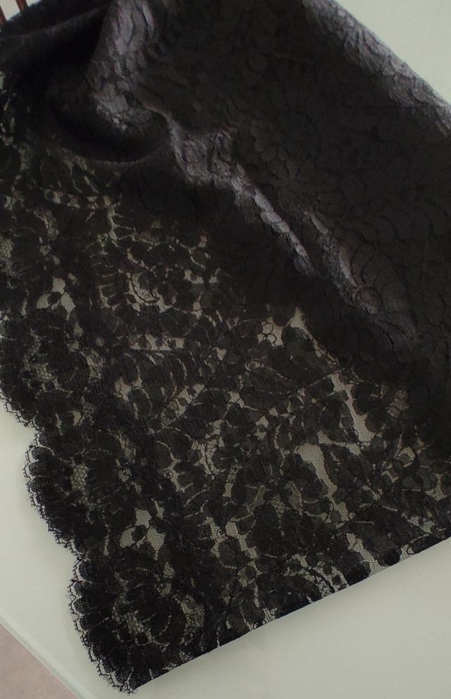 Mantilla fallera negra.