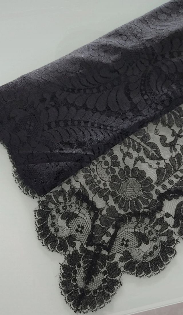 Mantilla fallera negra.