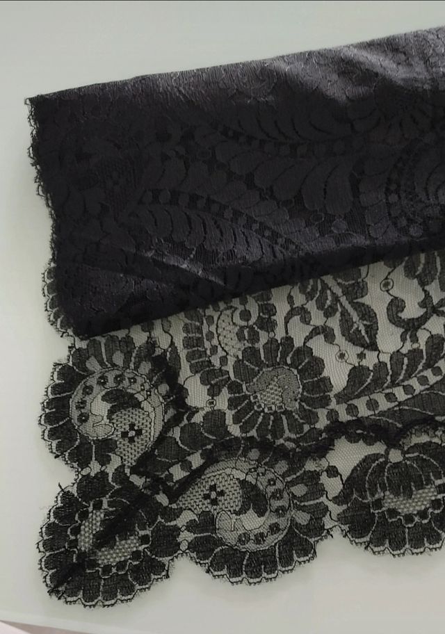 Mantilla fallera negra.