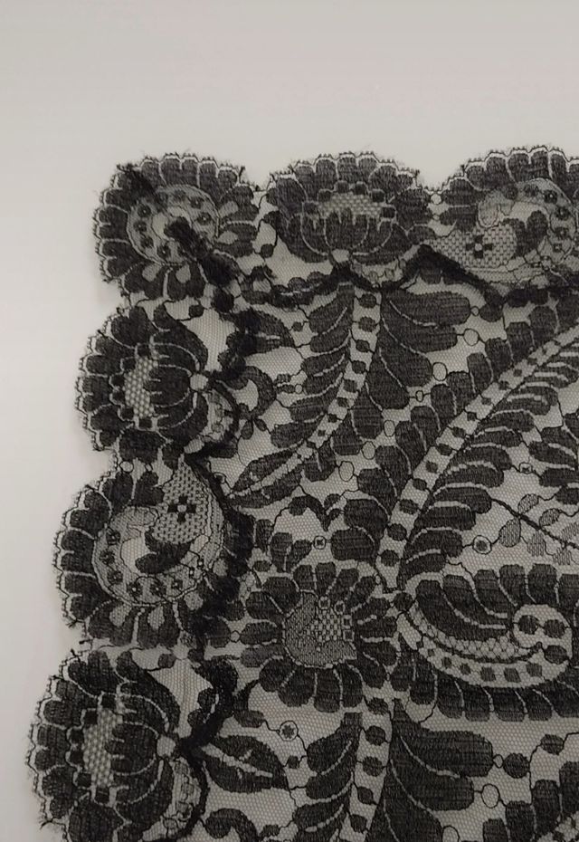 Mantilla fallera negra.