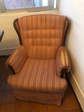 Sillón de tela con detalles de madera