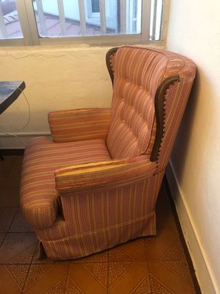 Sillón de tela con detalles de madera