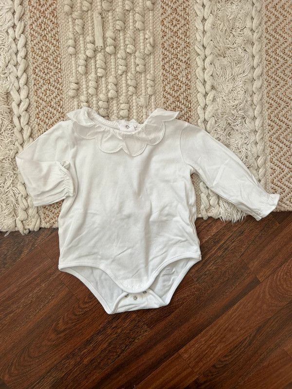 Body bebé blanco cuello volante