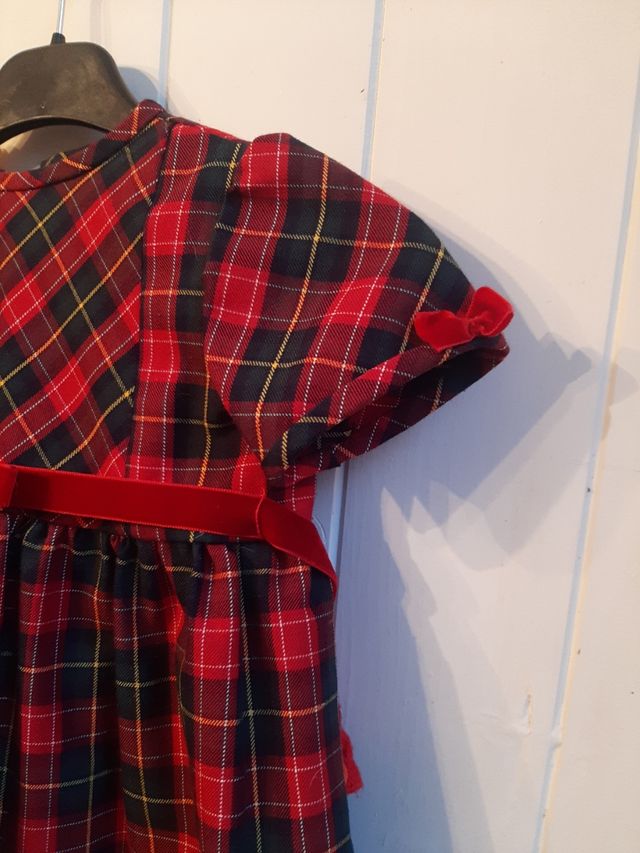 Vestido y chaqueta de niña a cuadros