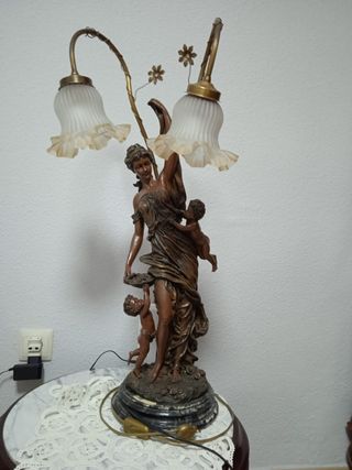 Lámpara de mesa antigua con figuras