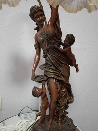 Lámpara de mesa antigua con figuras