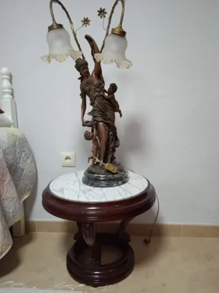 Lámpara de mesa antigua con figuras