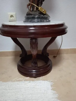 Lámpara de mesa antigua con figuras