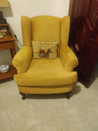 Sillón orejero amarillo
