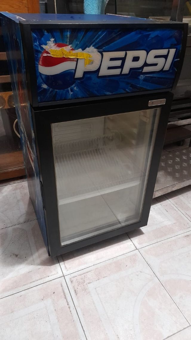 Nevera expositora Pepsi