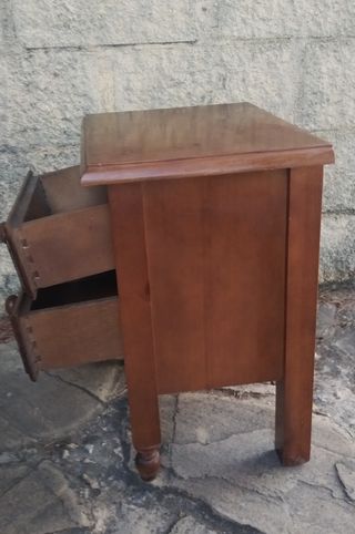 Mesa auxiliar de madera