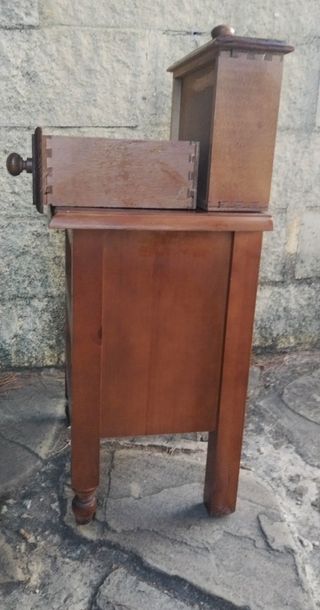 Mesa auxiliar de madera