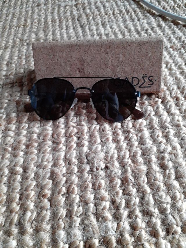 Gafas de sol GADES negras patillas madera