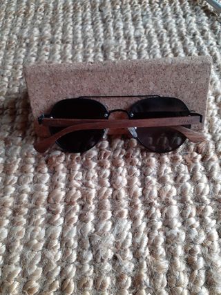 Gafas de sol GADES negras patillas madera