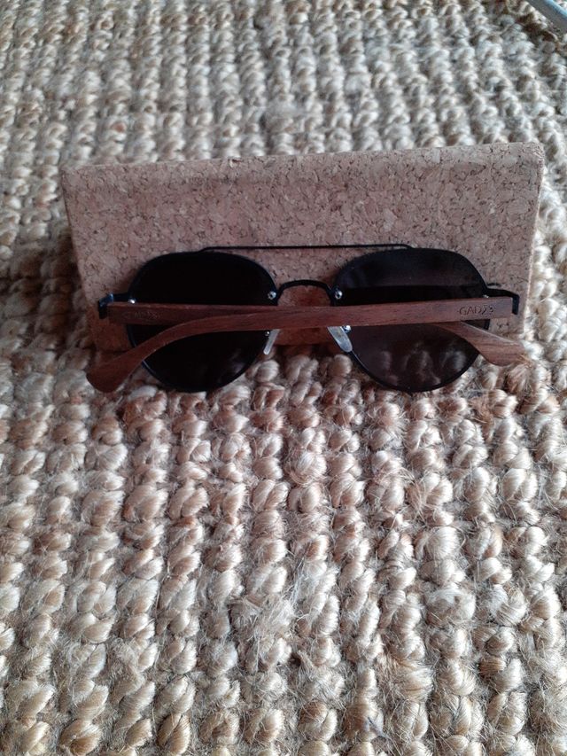 Gafas de sol GADES negras patillas madera