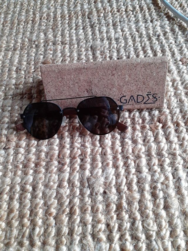 Gafas de sol GADES negras patillas madera