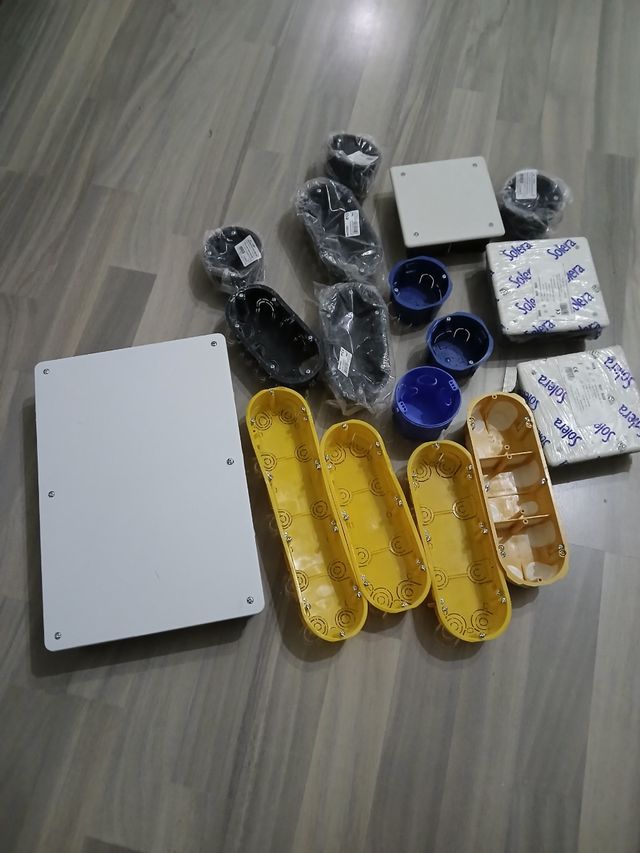 Cajas de electricidad varias