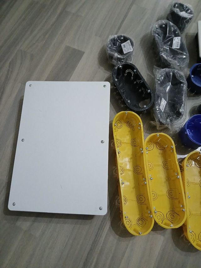 Cajas de electricidad varias