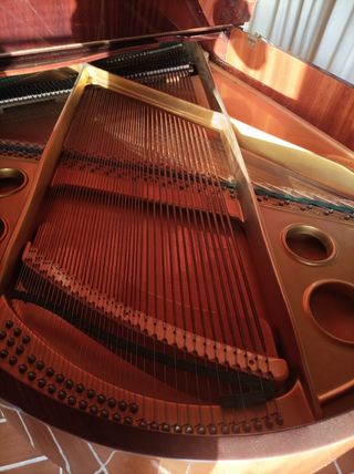 Piano de media cola Augusto Forster marrón