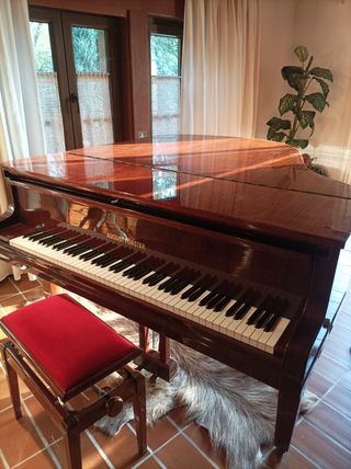 Piano de media cola Augusto Forster marrón