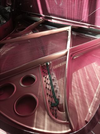 Piano de media cola Augusto Forster marrón