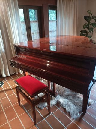 Piano de media cola Augusto Forster marrón