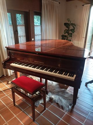 Piano de media cola Augusto Forster marrón