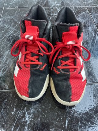 Zapatillas Baloncesto Rojas y Negras. 37 1/3