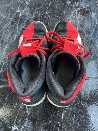 Zapatillas Baloncesto Rojas y Negras. 37 1/3