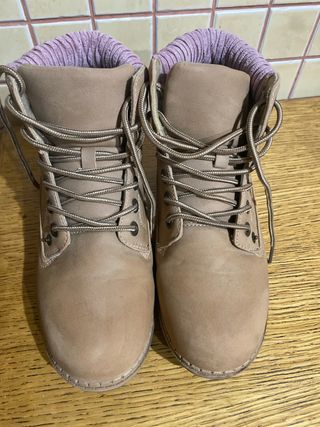 Botas marrones con detalles rosas