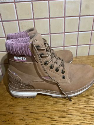Botas marrones con detalles rosas