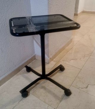 Mesita auxiliar cristal y metal negra