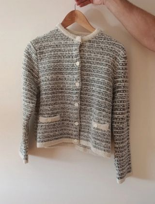 Chaqueta de punto gris y blanco