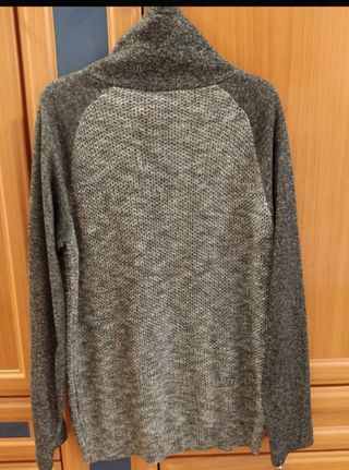 Jersey gris y pantalón blanco roto