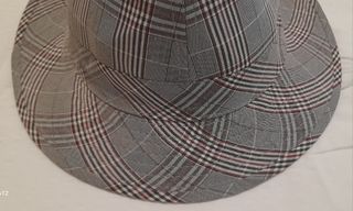 Sombrero tirolés cuadros gris y rojo
