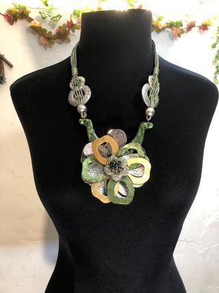 Collar flor grande