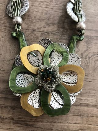 Collar flor grande