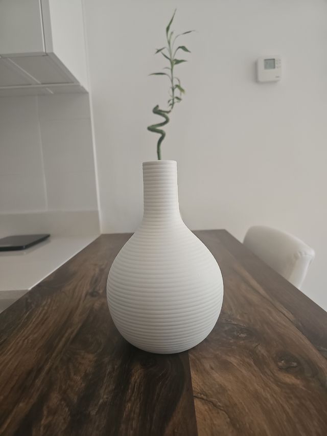 Jarrón blanco de cerámica.