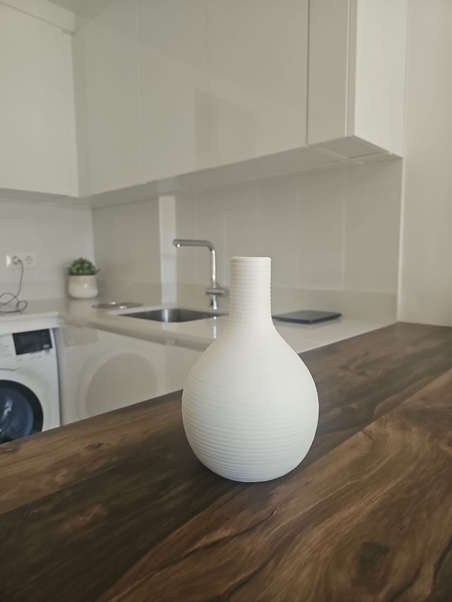 Jarrón blanco de cerámica.