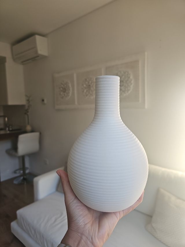 Jarrón blanco de cerámica.