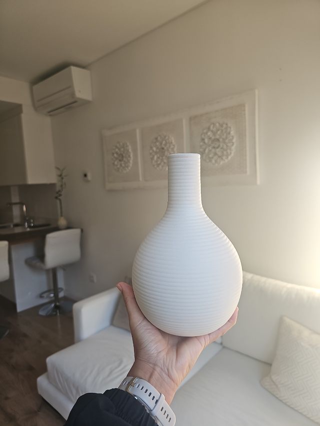 Jarrón blanco de cerámica.