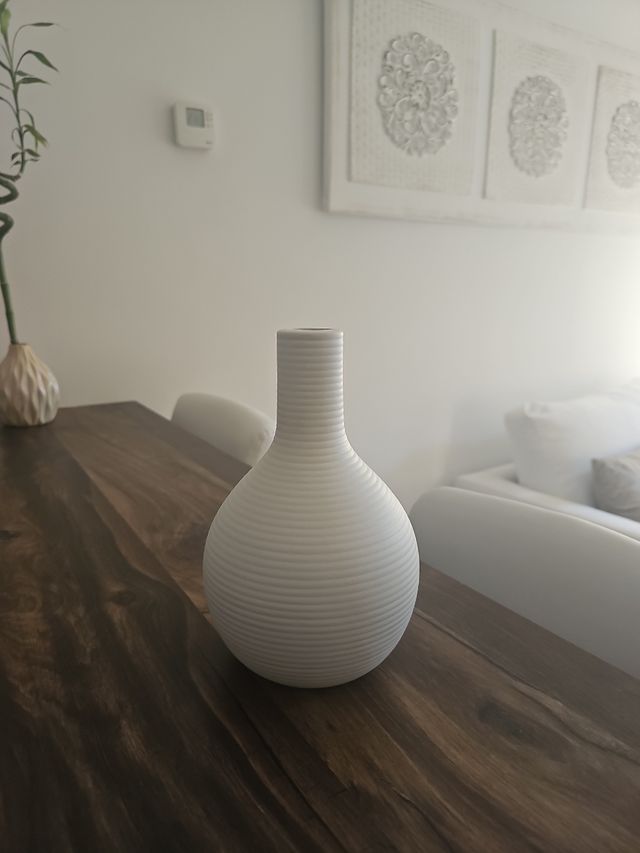 Jarrón blanco de cerámica.