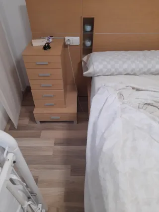 Canapé abatible con cabezal con 4
 mesitas