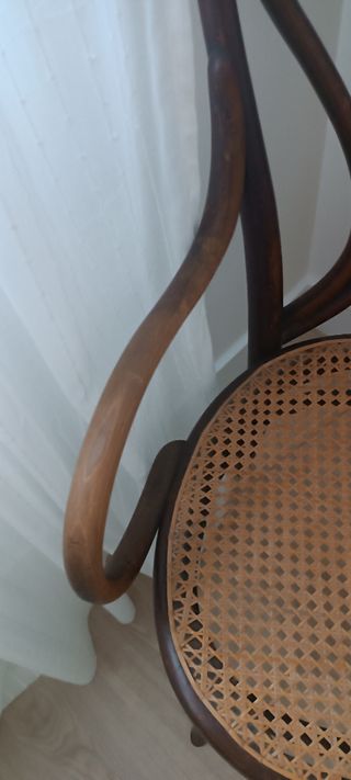 Silla inglesa antigua de madera y ratán